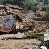 Le Japon traverse actuellement sa saison annuelle de pluies, qui s'accompagne souvent de pluies diluviennes et entraîne parfois des inondations et des glissements de terrain.